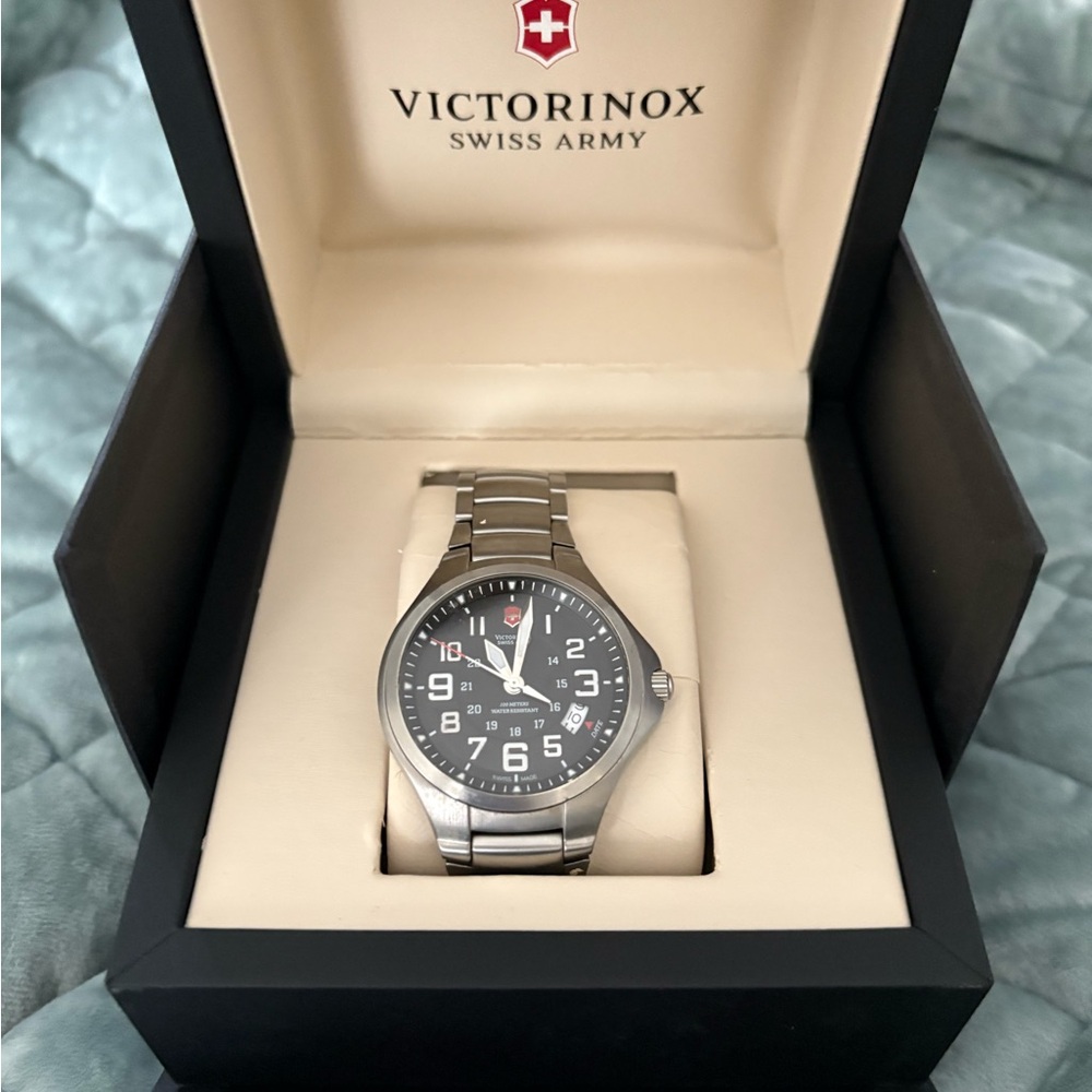 2010 Men’s Victorinox Swiss Army SS Black Dial -Vintage # 241333